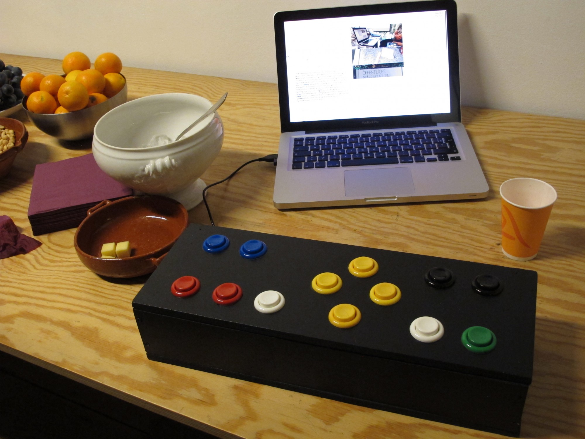 fig. 33 La PJ Machine, une boîte composée de boutons de jeu d’arcade pour contrôler une interface Web de PAO, fabriquée par Sarah Garcin.